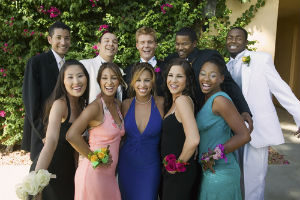 A group of seniors take their picture for prom